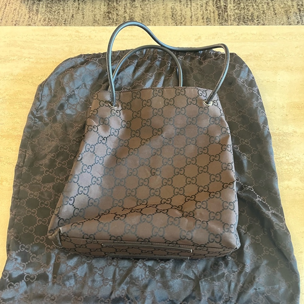 Gucci shoulder bag in excellent shape. Serial code 152279 203419.